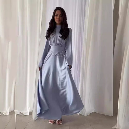 Eng tailliertes langärmliges Kleid in Unifarbe